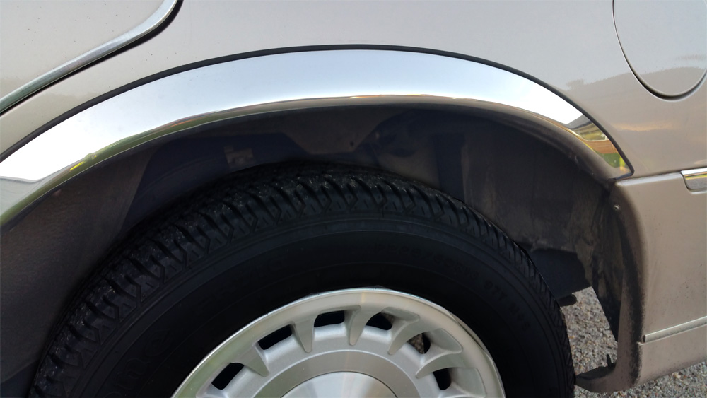 03-11 Lincoln Town Car  Fender trim