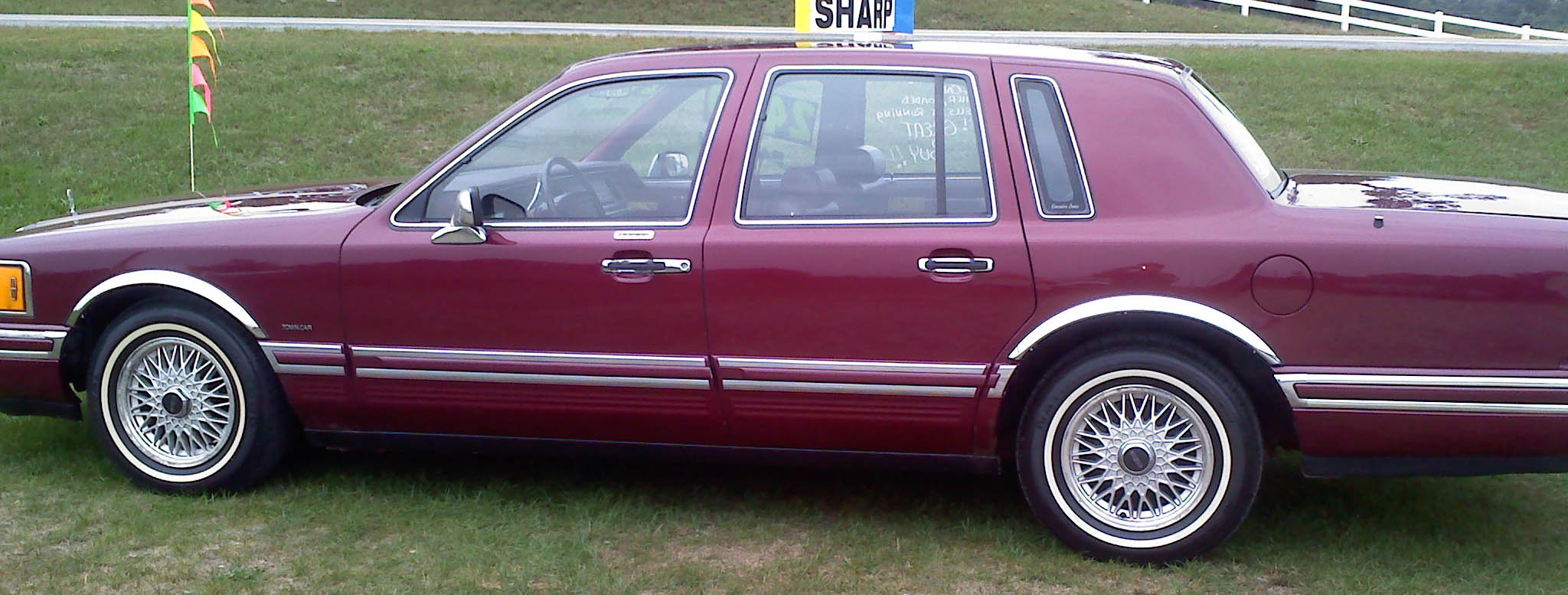 90-94 Lincoln Town Car  Fender trim